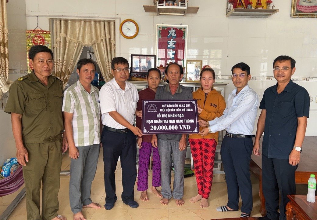 Đại diện Quỹ Bảo hiểm xe cơ giới trao hỗ trợ nhân đạo cho gia đình nạn nhân tại huyện Hồng Ngự, tỉnh Đồng Tháp.