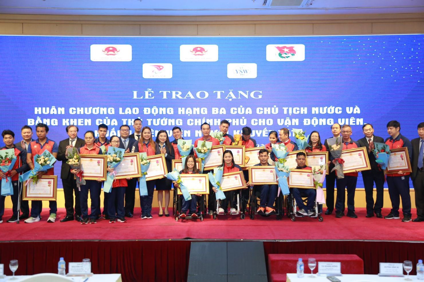 Trao tặng Huân chương Lao động hạng Ba của Chủ tịch nước và Bằng khen của Thủ tướng Chính phủ cho Huấn luyện viên, vận động viên thể thao người khuyết tật.