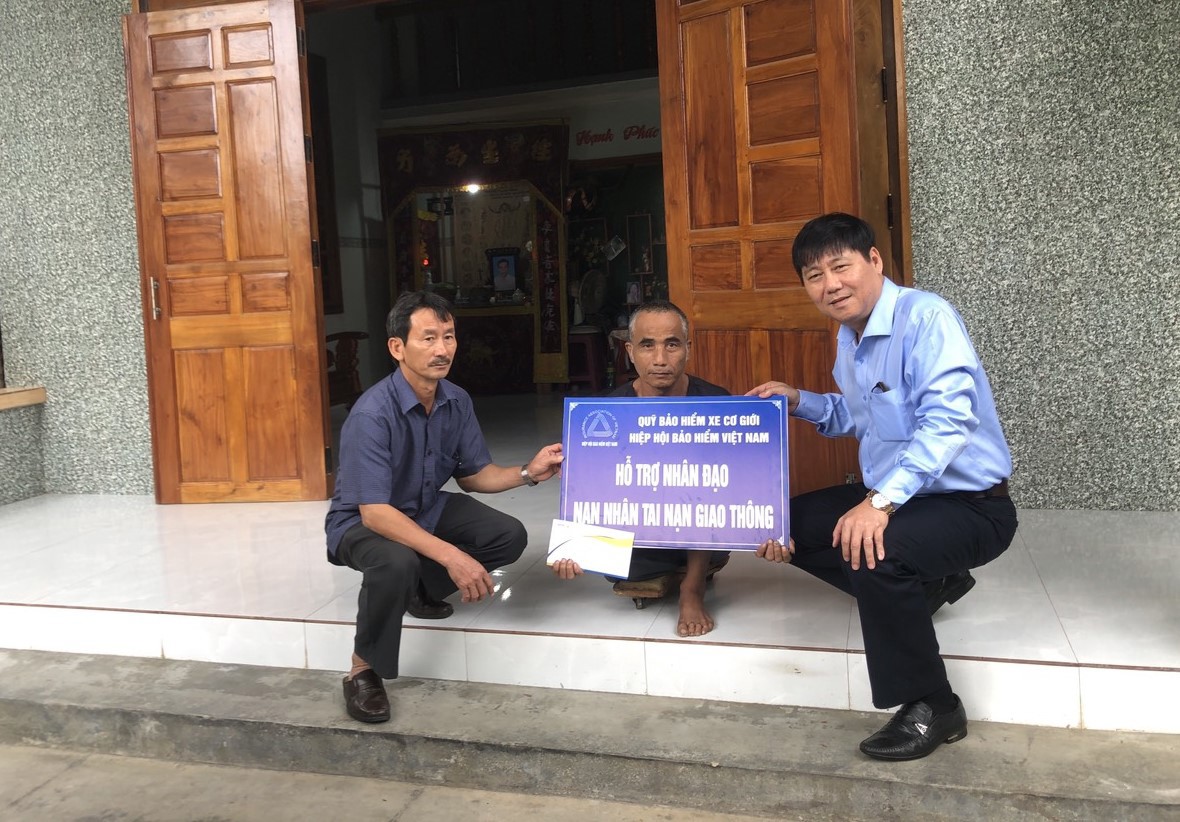 Đại diện Quỹ Bảo hiểm xe cơ giới trao hỗ trợ nhân đạo cho ông Nguyễn Thanh Hồng.