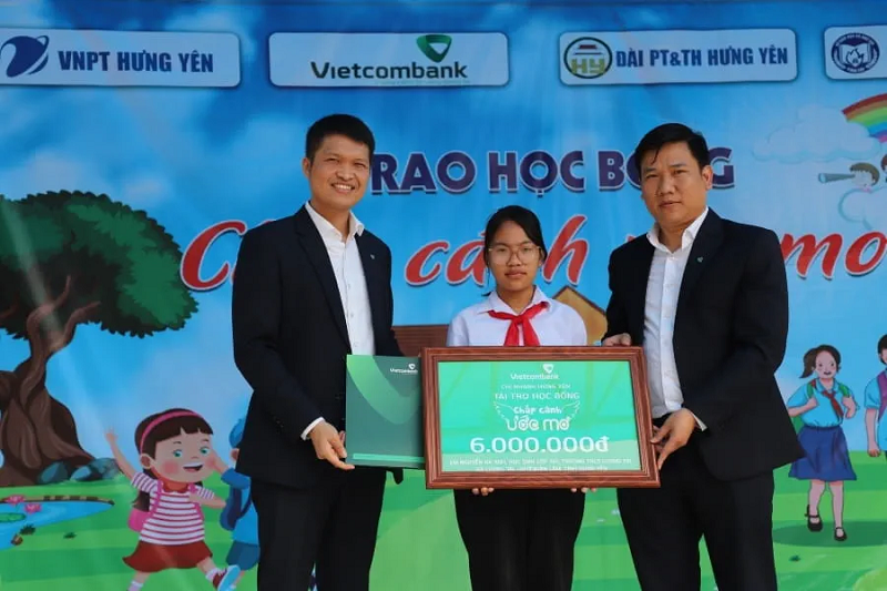 Đại diện Vietcombank Hưng Yên trao tặng học bổng cho em Nguyễn Hà Anh