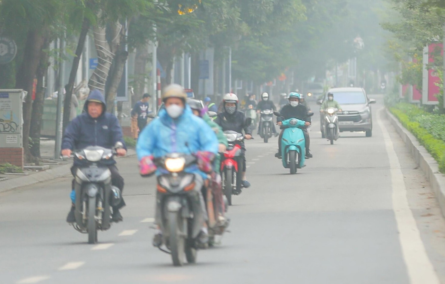 Nhiều tuyến đường huyết mạch tại Hà Nội chìm trong sương mù. Trong quá trình lưu thông trên đường, nhiều người dân phải bật đèn do tầm nhìn hạn chế.