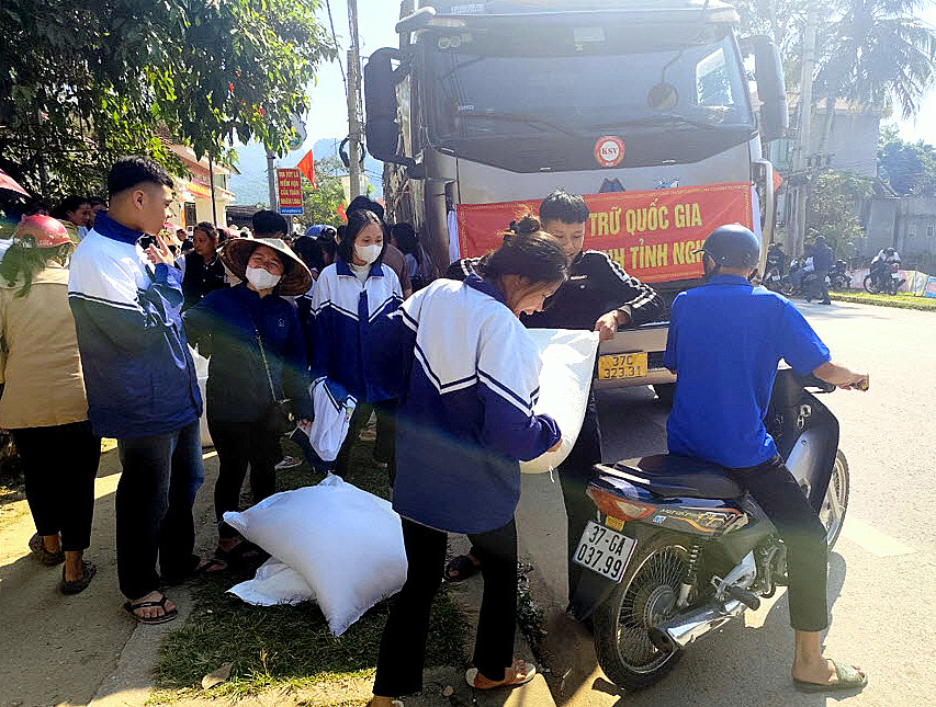 Những hạt gạo dẻo, thơm từ nguồn dự trữ quốc gia đã cải thiện từng bữa ăn tại trường của các em học sinh.