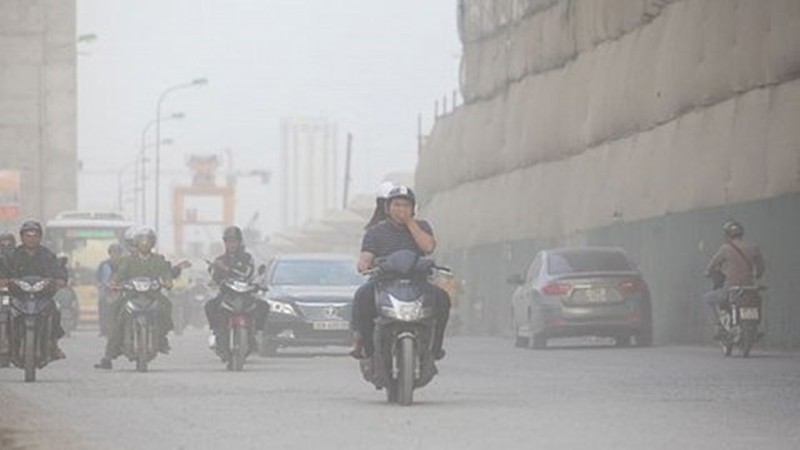 Một trong những nguyên nhân gây ô nhiễm không khí ở Hà Nội xếp thứ 3 thế giới do khói thải ô tô, xe máy, công trình xây dựng, đốt rác thải, rơm rạ...