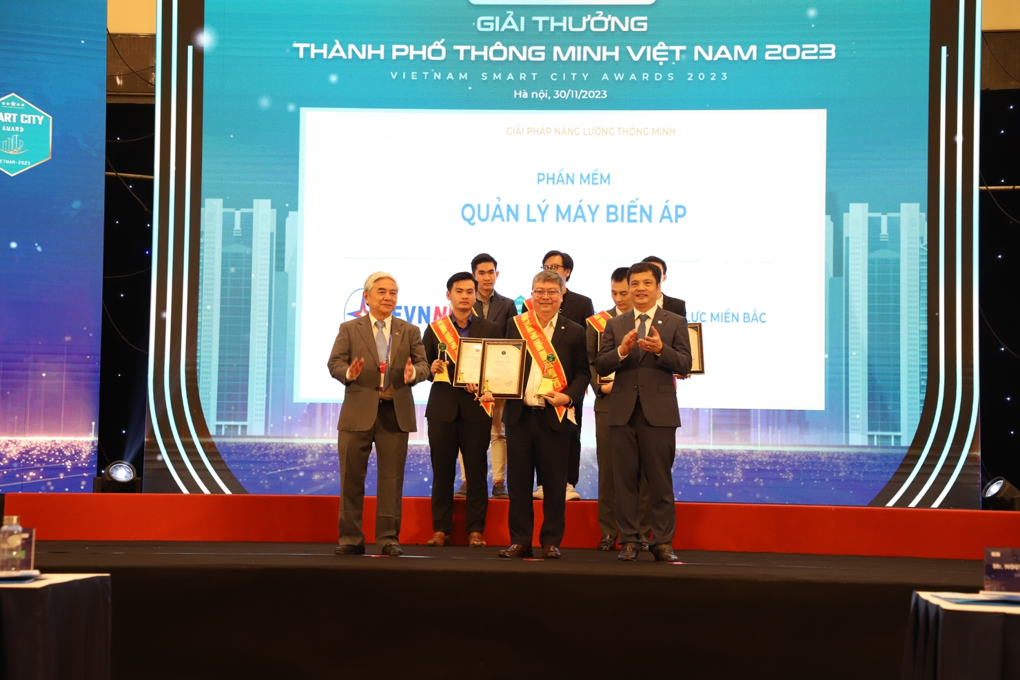 Ông Vũ Đình Khiêm - Giám đốc Công ty công nghệ thông tin Điện lực miền Bắc đại diện EVNNPC nhận giải thưởng.