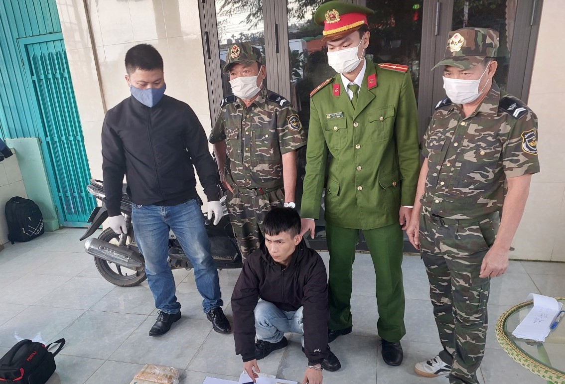 Lực lượng chức năng bắt giữ đối tượng Lê Văn Thuận cùng tang vật.