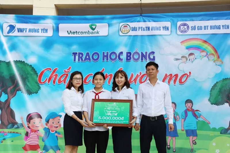 Đại diện Vietcombank Hưng Yên (thứ 2 từ trái sang) trao học bổng cho em Đào Thị Ánh Linh