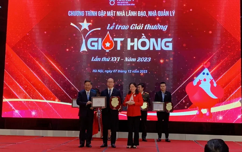 Bí thư Đoàn Thanh niên Vietcombank Dương Bảo Trung (đứng giữa) nhận giải thưởng của Ban Tổ chức