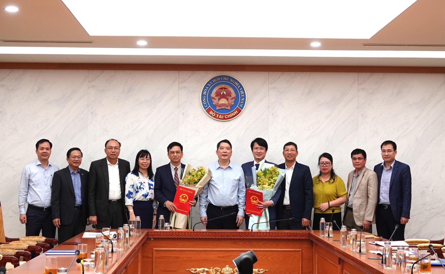Thứ trưởng Cao Anh Tuấn và các đại biểu chúc mừng 2 tân Phó Chánh Thanh tra Bộ Tài chính.