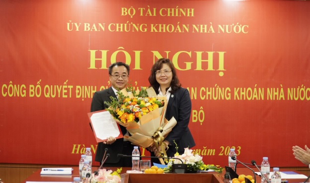 Chủ tịch Vũ Thị Chân Phương trao Quyết định cho ông Đậu Huy Sáu - Tân Tổng Biên tập Tạp chí Chứng khoán