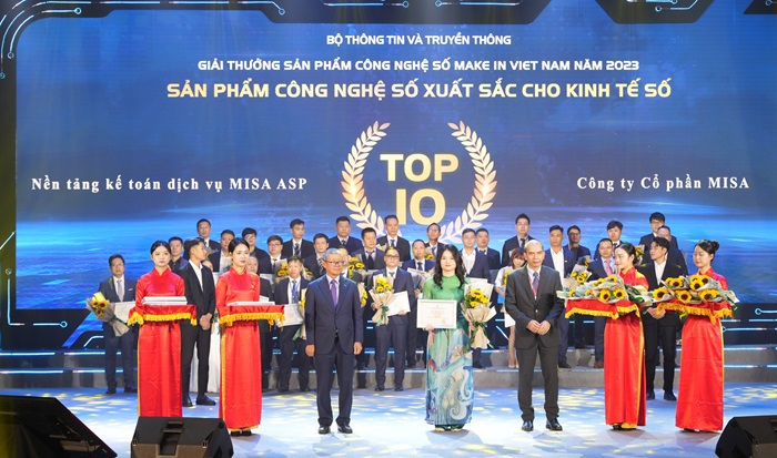 Bà Bùi Thị Trang - Giám đốc phát triển nền tảng MISA ASP nhận giấy chứng nhận Top 10 Sản phẩm số xuất sắc cho Kinh tế số.