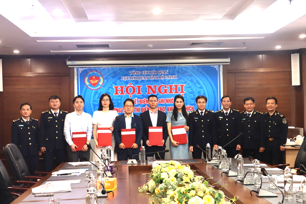 Cục Hải quan Bắc Ninh ký kết biên bản ghi nhớ với đại diện 5 doanh nghiệp.