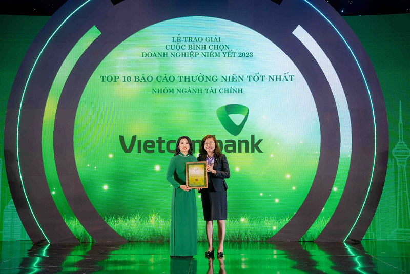  Chủ tịch Ủy ban Chứng khoán Nhà nước Vũ Thị Chân Phương trao giải thưởng cho đại diện Vietcombank bà Bạch Thị Thanh Hà - Trưởng phòng Quan hệ công chúng (bên trái) 