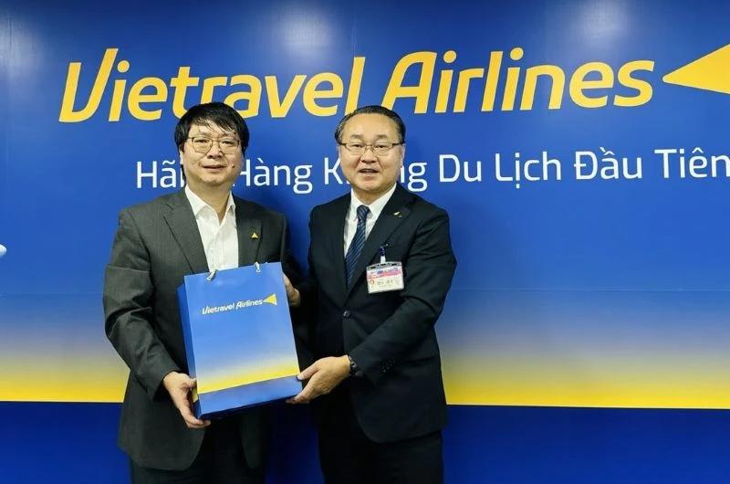 Đại diện lãnh đạo Vietravel Airlines đón tiếp đoàn khách mời đại diện 2 tỉnh Kagawa và Fukushima (Nhật Bản)