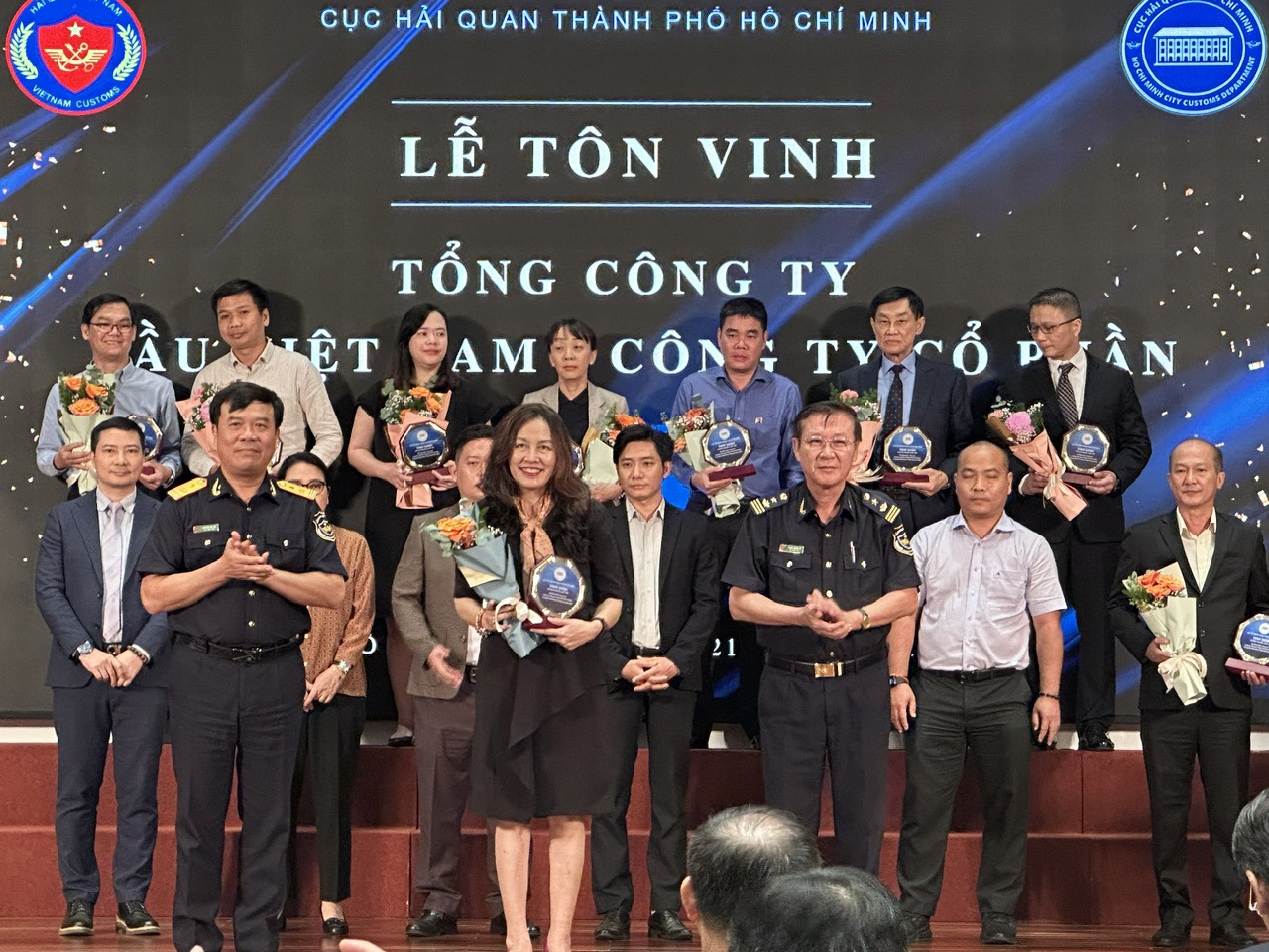 Ông Nguyễn Văn Thọ - Phó Tổng Cục trưởng Tổng cục quan (bên trái) trao kỷ niệm chương cho các doanh nghiệp. Ảnh: TS