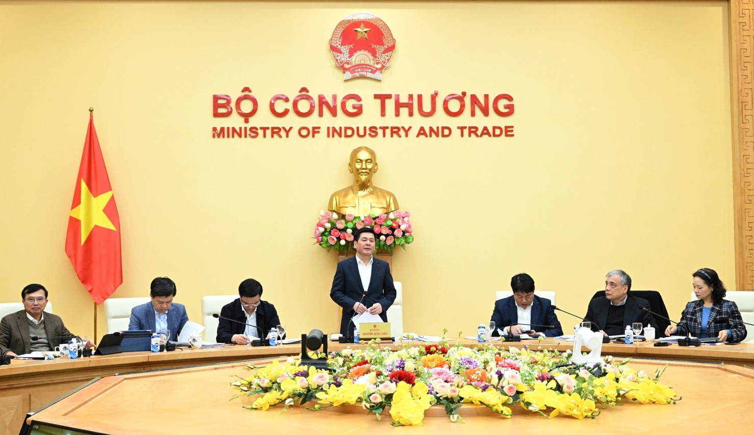 Bộ trưởng Bộ Công Thương Nguyễn Hồng Diên phát biểu tại cuộc họp.