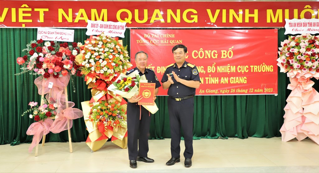 Phó Tổng cục trưởng Tổng cục Hải quan Nguyễn Văn Thọ trao quyết định và hoa chúc mừng tân Cục trưởng Cục Hải quan An Giang Nguyễn Thanh Toàn. Ảnh: HQ