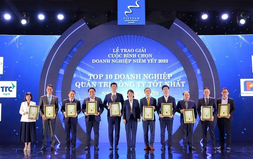 Lãnh đạo HOSE trao giải thưởng cho Top 10 doanh nghiệp QTCT tốt nhất nhóm vốn hóa lớn năm 2023