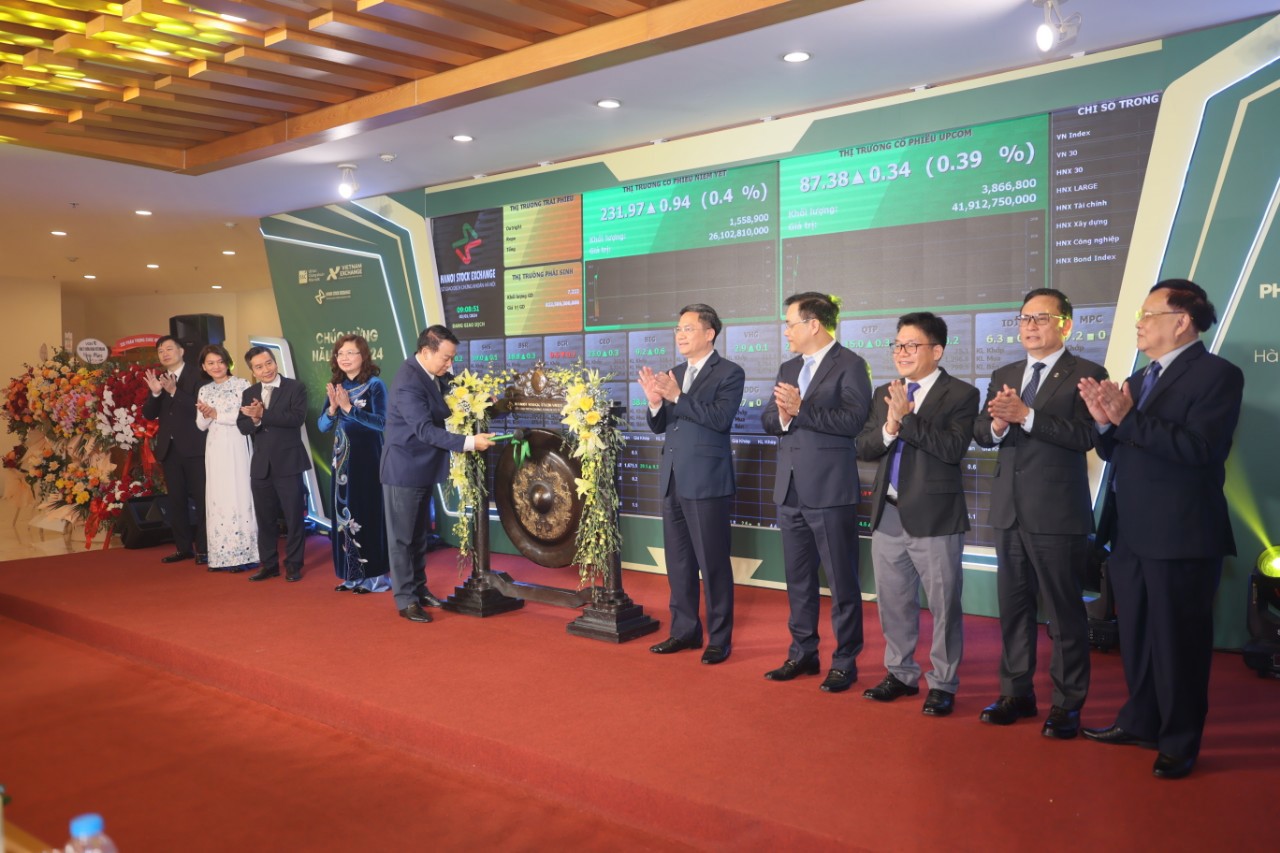 Ngay trước giờ mở cửa thị trường, Thứ trưởng Nguyễn Đức Chi thực hiện nghi thức đánh cồng khai trương giao dịch chứng khoán năm 2024.