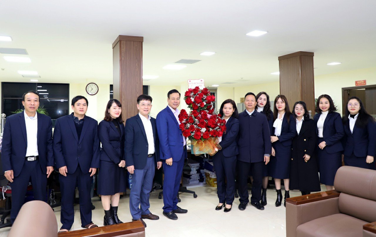 Đồng chí Nguyễn Văn Sơn, Phó Bí thứ tỉnh uỷ, Chủ tịch UBND tỉnh Hà Giang đã đến động viên quyết toán 2023 tại KBNN Hà Giang ngày 27/12/2023.