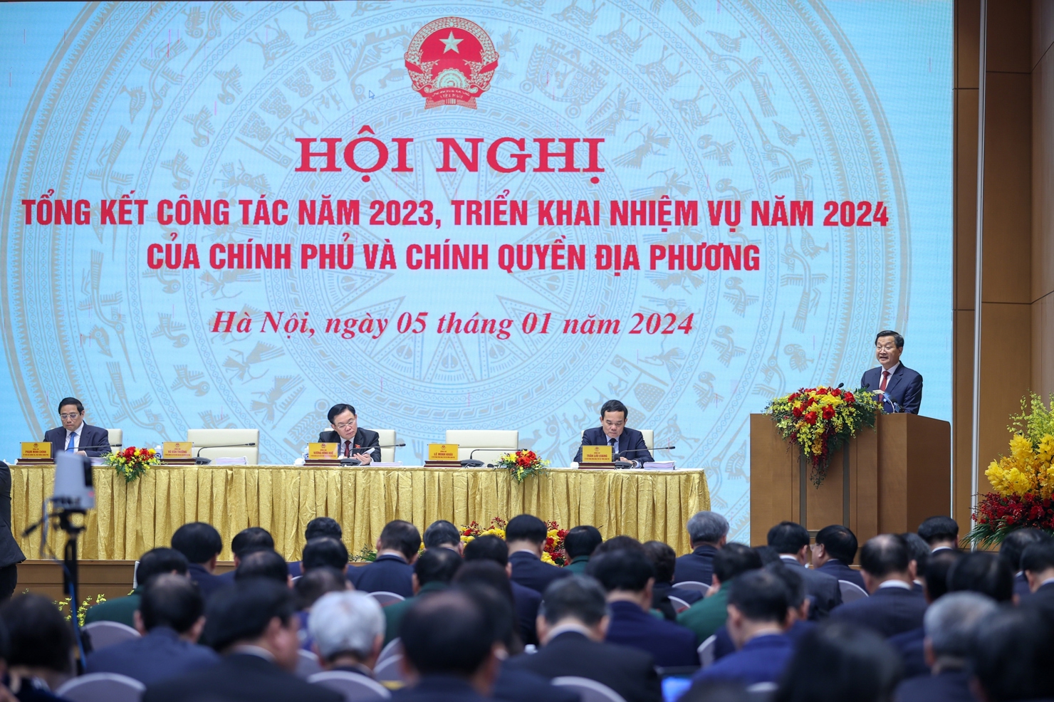 Phó Thủ tướng Lê Minh Khái đã trình bày báo cáo về công tác chỉ đạo, điều hành và kết quả thực hiện kế hoạch KT-XH năm 2023, phương hướng, nhiệm vụ, giải pháp trọng tâm năm 2024.