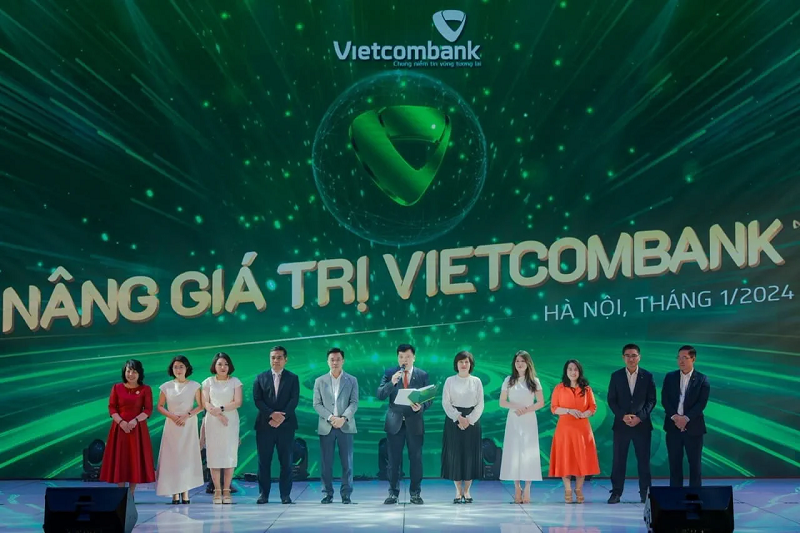 Phó Tổng Giám đốc Vietcombank Hồ Văn Tuấn cùng lãnh đạo 10 đơn vị thực hiện nghi thức tri ân tại sự kiện