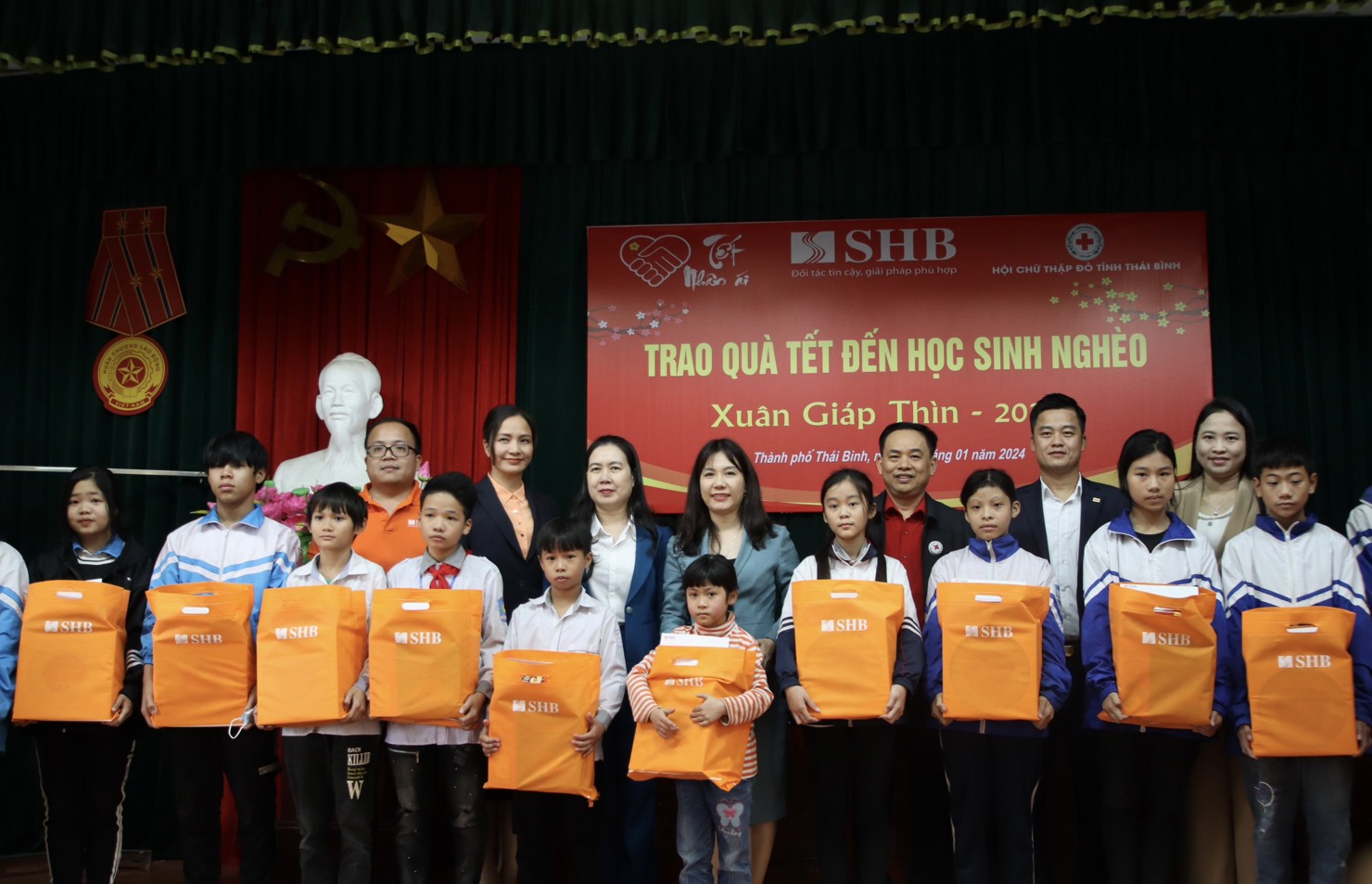 Tặng quà cho học sinh có hoàn cảnh khó khăn nhân dịp gần Tết Nguyên đán là hoạt động ý nghĩa thường niên được SHB thực hiện liên tục trong nhiều năm qua. 