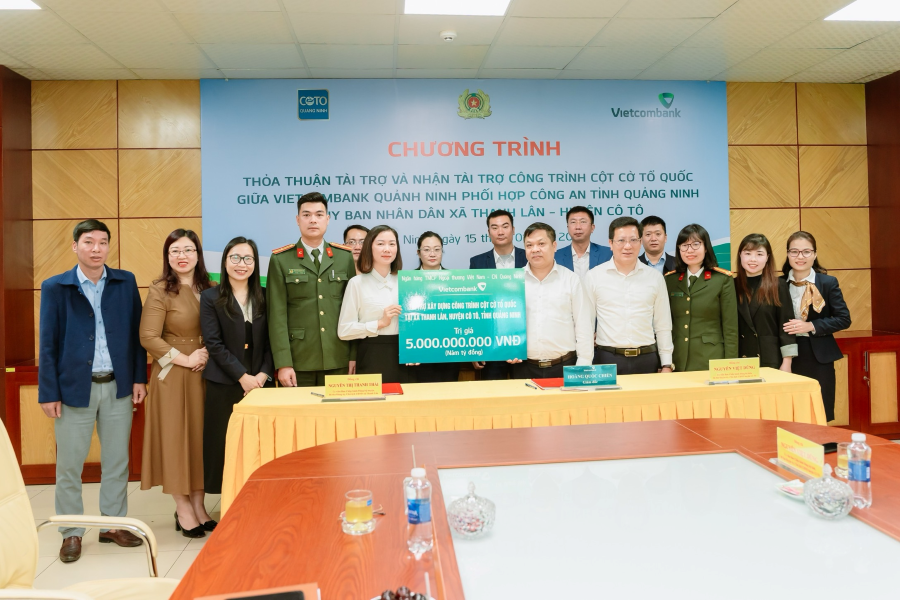 Vietcombank Quảng Ninh trao số tiền tài trợ xây dựng công trình cột cờ Tổ quốc trên xã đảo Thanh Lân, huyện Cô Tô, tỉnh Quảng Ninh