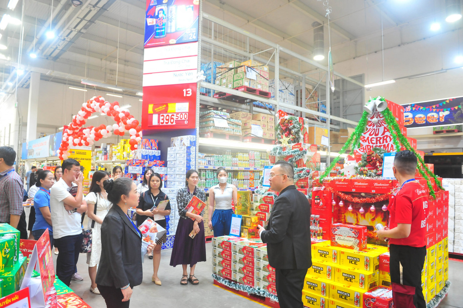 Người tiêu dùng mua sắm tại Trung tâm MM Mega Market Hưng Lợi. Ảnh: L. Mẫn