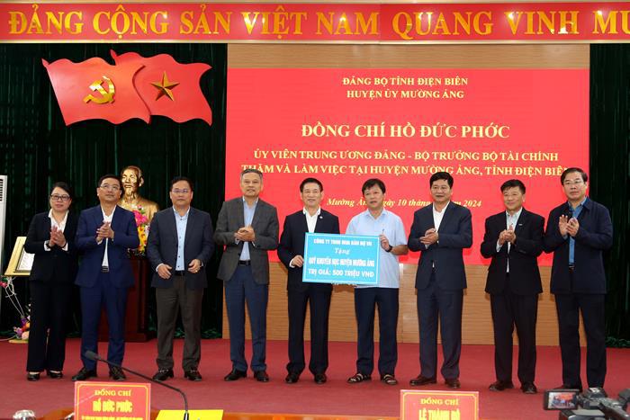 Bộ trưởng Bộ Tài chính Hồ Đức Phớc trao tài trợ cho Quỹ Khuyến học huyện Mường Ảng, tỉnh Điện Biên