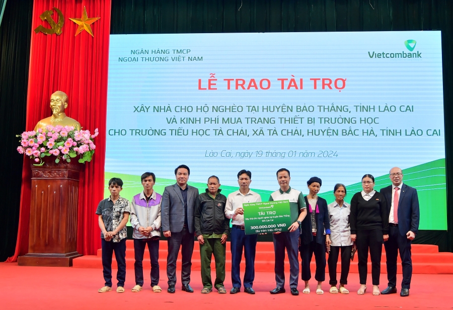 Đại diện lãnh đạo Vietcombank trao biểu trưng tài trợ 200 triệu đồng kinh phí mua trang thiết bị trường học cho Trường tiểu học Tà Chải, xã Tà Chải, huyện Bắc Hà, tỉnh Lào Cai