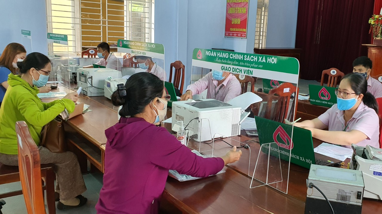 Mức vốn cho vay tối đa đối với hộ gia đình sản xuất, kinh doanh tại vùng khó khăn là 100 triệu đồng/người vay vốn.