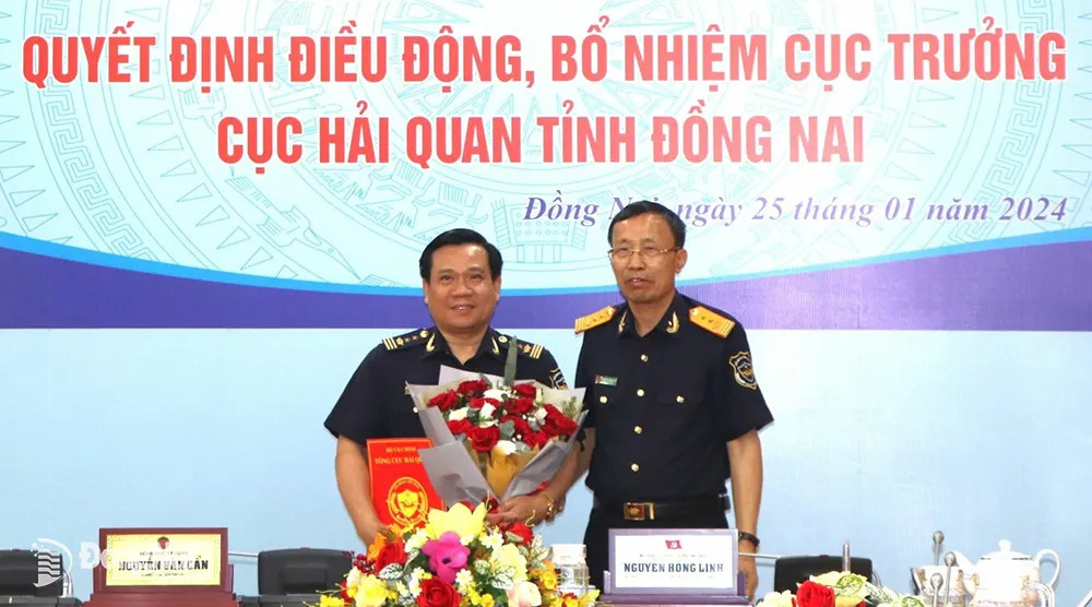 Tổng cục trưởng Tổng Cục Hải quan Nguyễn Văn Cẩn trao quyết định bổ nhiệm cho ông Lê Văn Thung. Ảnh: Báo Đồng Nai