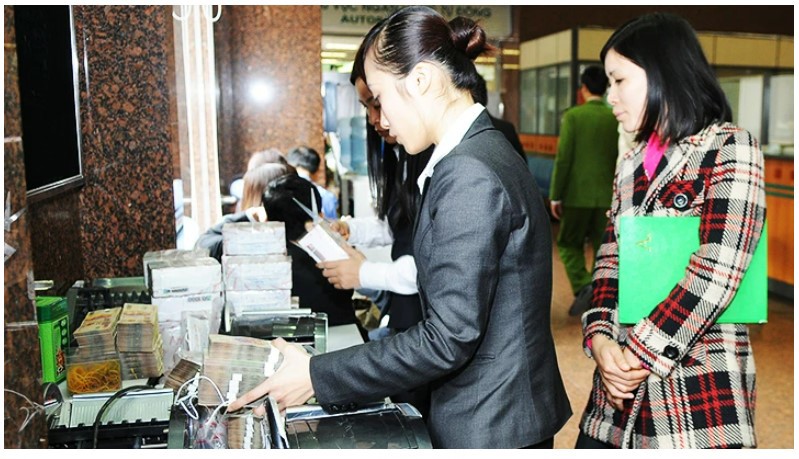 Các ngân hàng được khuyến khích giảm chi phí, thủ tục và hạ lãi suất cho vay, nắn dòng vốn vào sản xuất, kinh doanh. Ảnh: Nam Anh