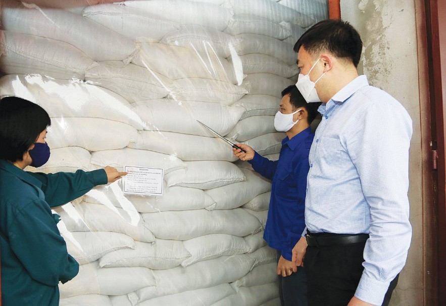 Kiểm tra công tác bảo quản gạo dự trữ quốc gia tại Chi cục Dự trữ nhà nước Việt Trì.
