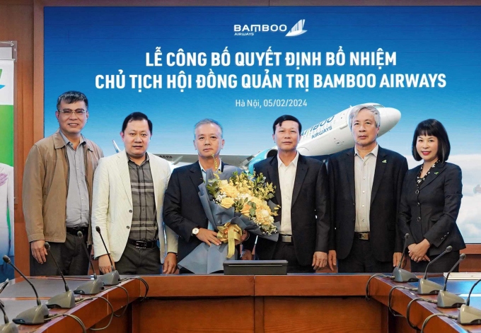 Ông Phan Đình Tuệ (đang cầm hoa) nhận quyết định bổ nhiệm Chủ tịch HĐQT Bamboo Airways. Ảnh: Bamboo Airways 