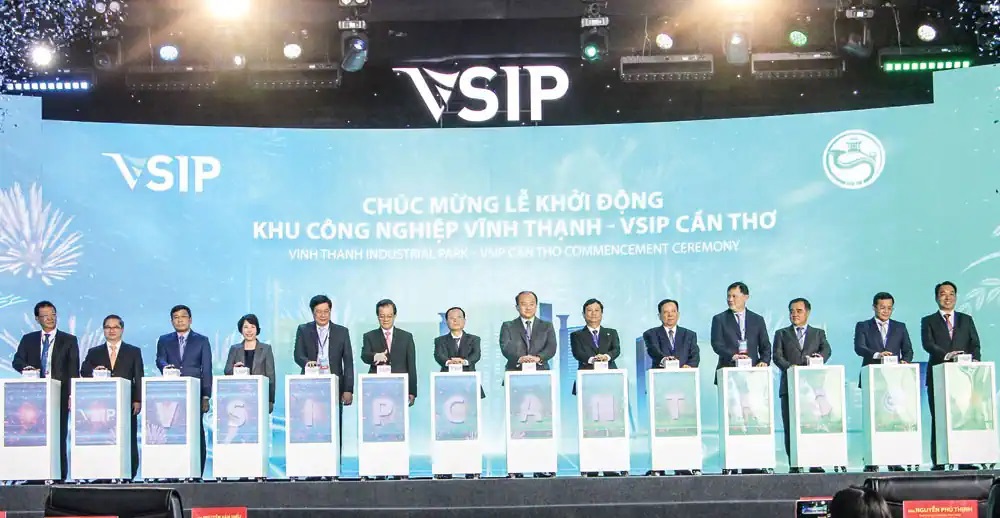 Lãnh đạo các bộ, ngành và lãnh đạo TP Cần Thơ bấm nút khởi động KCN VSIP Cần Thơ. Ảnh: Minh Huyền