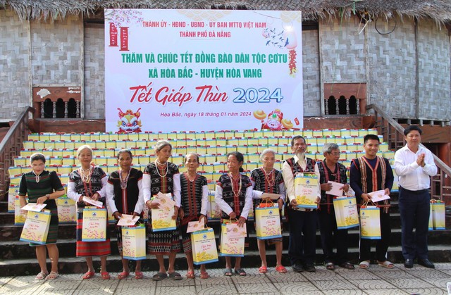 Lãnh đạo TP. Đà Nẵng thăm, tặng quà đồng bào Cơ Tu dịp Tết Nguyên đán Giáp Thìn - Ảnh: VGP