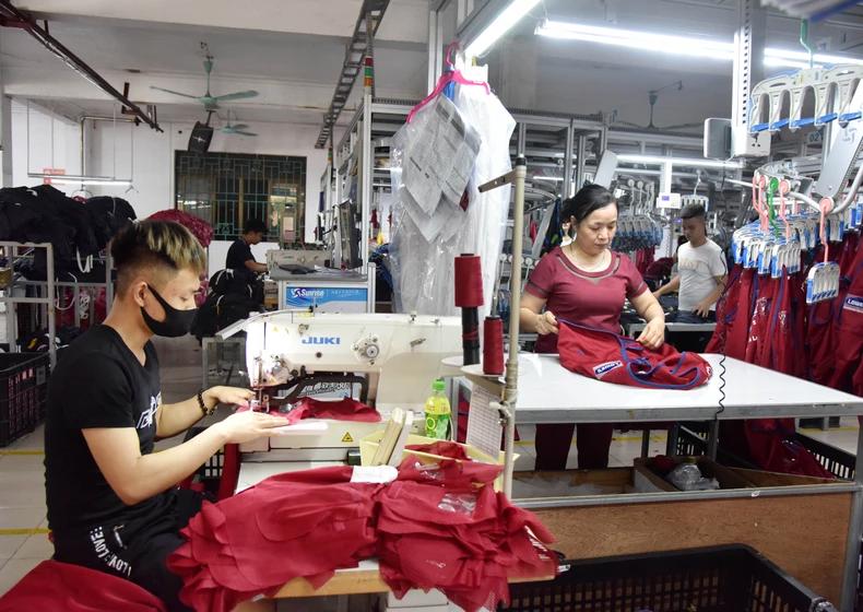 Công nhân Công ty cổ phần Nam Tiệp (cụm công nghiệp An Xá, tỉnh Nam Định) may quần áo hàng xuất khẩu. Ảnh: Trần Hải.
