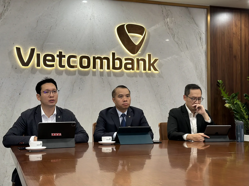 Đại diện Vietcombank trao đổi trực tuyến với các nhà đầu tư về kết quả hoạt động năm 2024