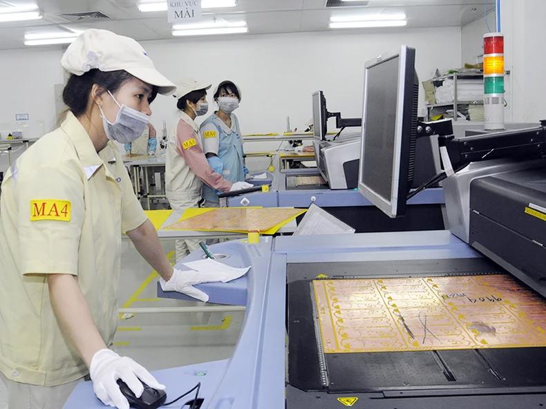 Sản xuất bảng mạch điện tử tại Công ty TNHH điện tử Meiko Việt Nam, Khu công nghiệp Thạch Thất-Quốc Oai (Hà Nội). Ảnh: Tuệ Nghi.