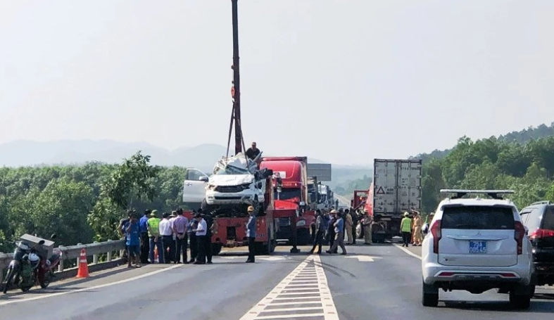 Hiện trường vụ tai nạn giao thông trên tuyến cao tốc Cam Lộ - La Sơn thuộc địa phận tỉnh Thừa Thiên Huế.