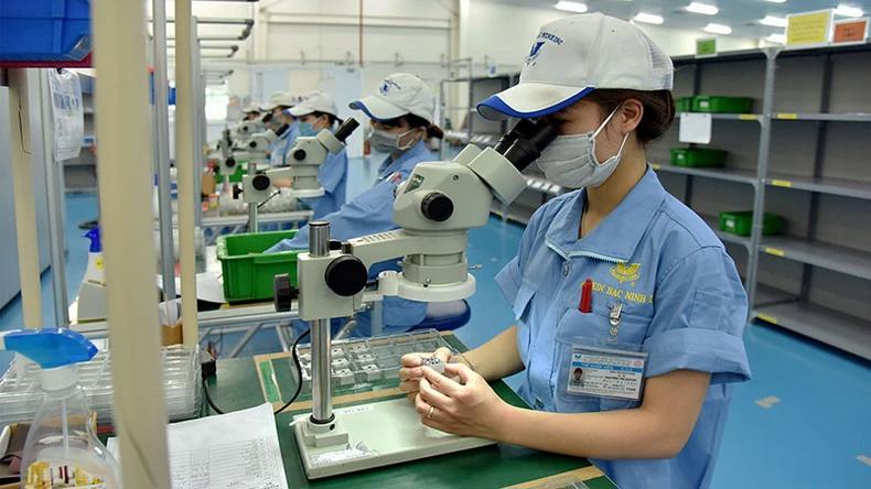 Sản xuất linh kiện cơ khí siêu chính xác tại Công ty TNHH Fujikin (Khu công nghiệp VSIP Bắc Ninh). Ảnh: Đăng Khoa