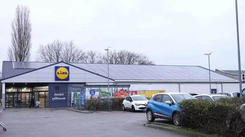 Một siêu thị ở Đức lắp đặt hệ thống pin năng lượng mặt trời. Ảnh: Tân Hoa Xã