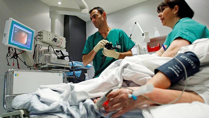 Các bác sĩ siêu âm cho bệnh nhân tại một bệnh viện ở Marseille, Pháp. Ảnh: REUTERS.