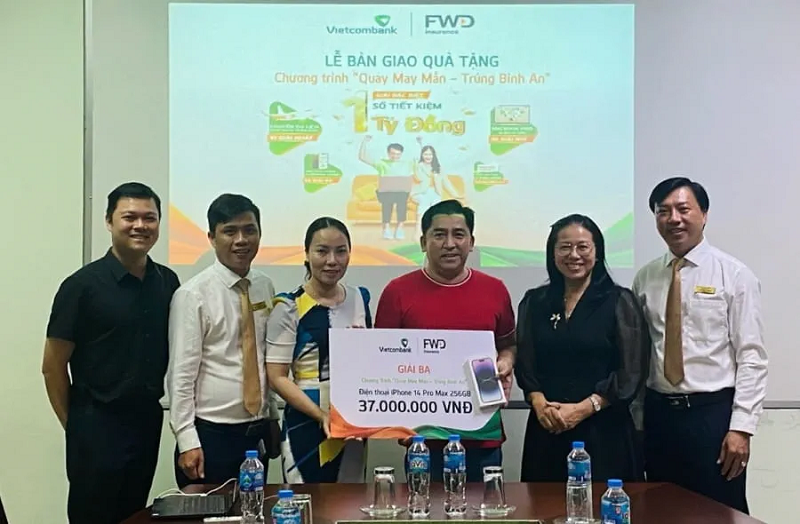 Lãnh đạo Vietcombank Tiền Giang cùng đại diện Công ty Bảo hiểm FWD trao thưởng cho khách hàng