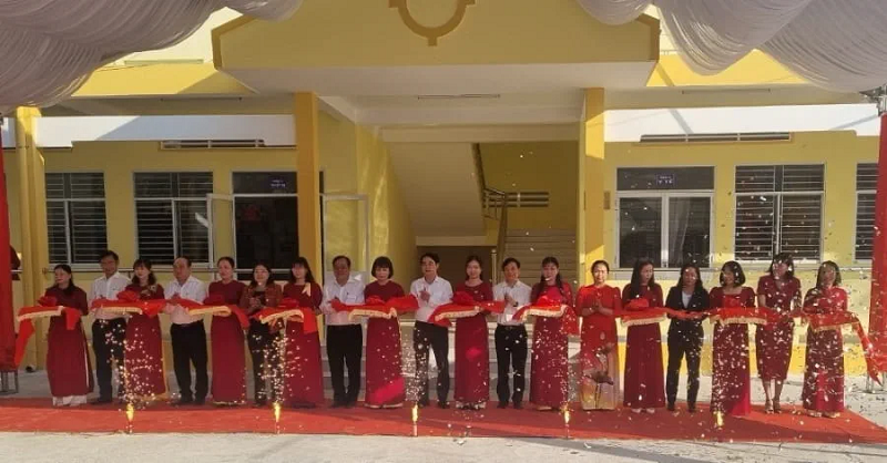 Các đại biểu cắt băng khánh thành công trình khối 08 phòng học thuộc trường THCS Nguyễn Trãi, thành phố Ngã Bảy