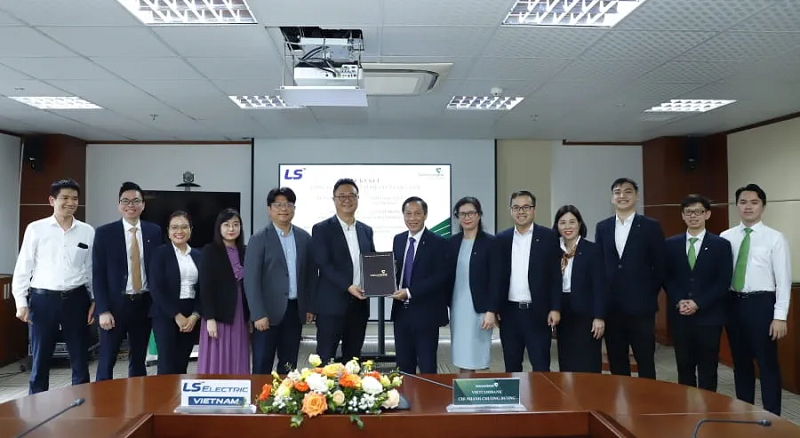 Đại diện Vietcombank Chương Dương và Công ty TNHH Thiết bị điện tử LS Việt Nam chụp ảnh lưu niệm tại Lễ ký 