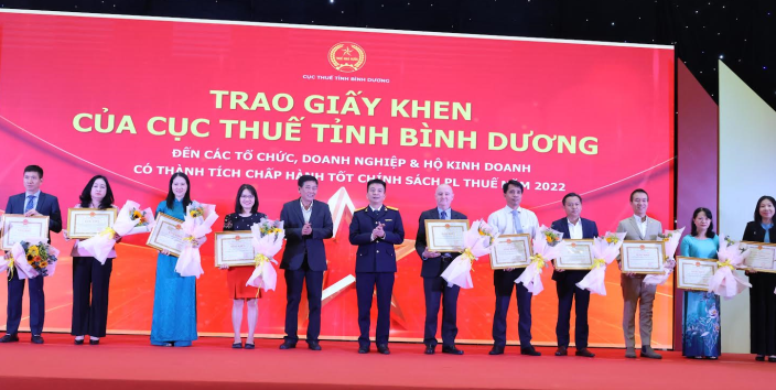 Cục Thuế Bình Dương trao tặng giấy khen cho người nộp thuế tiêu biểu. Ảnh: TTHT