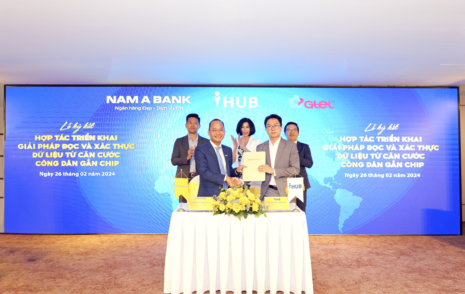 Đại diện Nam A Bank và IHUB ký kết hợp tác. Ảnh: Nam A Bank