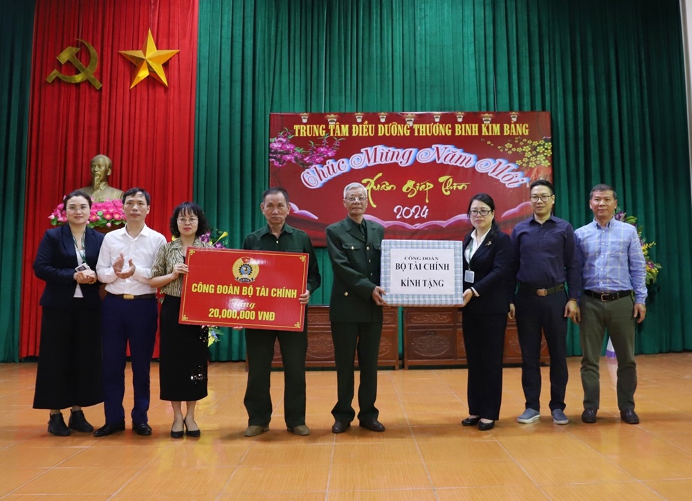 Công đoàn Bộ Tài chính tặng quà cho Trung tâm điều dưỡng Thương binh Kim Bảng, thị trấn Ba Sao, huyện Kim Bảng, tỉnh Hà Nam.